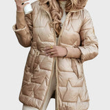 Sniegė | Ilgas ir šiltas dygsniuotas paltas su apgaubiančiu gobtuvu