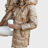 Sniegė | Ilgas ir šiltas dygsniuotas paltas su apgaubiančiu gobtuvu